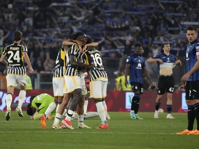 Hráči Juventusu oslavujú triumf v Talianskom pohári