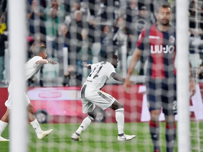 Paulo Dybala a Blaise Matuidi oslavujú gól Juventusu