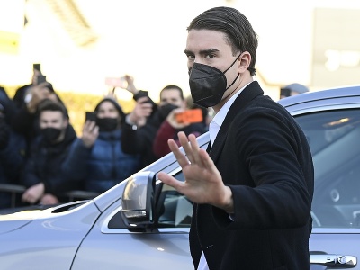 Mladý srbský futbalista Dušan Vlahovič máva fanúšikom počas príchodu na lekársku prehliadku v Turíne