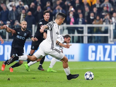 Paulo Dybala z penalty strieľa víťazný gól Juventusu