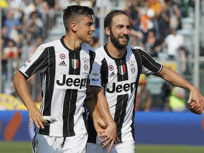 Paulo Dybala a Gonzalo Higuaín oslavujú gól Juventusu