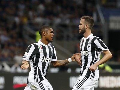 Douglas Costa a Miralem Pjanić oslavujú vedúci gól Juventusu