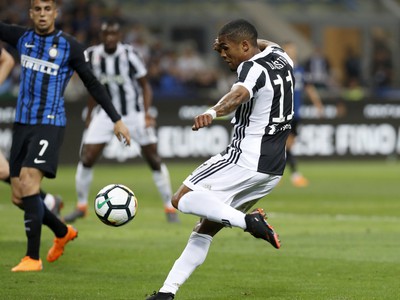 Douglas Costa strieľa vedúci gól Juventusu