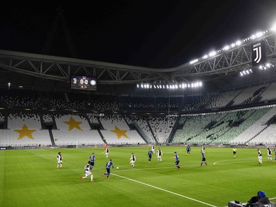 Prázdne tribúny počas šlágru Juventusu s Interom v talianskej Serie A