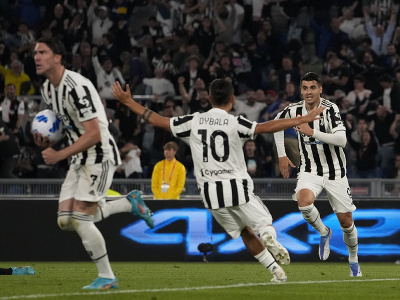 Futbalisti Juventusu oslavujú gól v sieti Interu Miláno