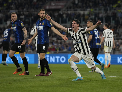 Dušan Vlahovič oslavuje gól, v pozadí hráči Interu Miláno