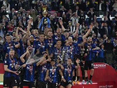 Hráči Interu Miláno sa radujú z trofeje Coppa Italia