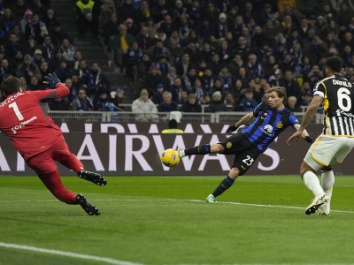 Nicolo Barella strieľa na bránu Juventusu