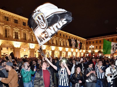 Fanúšikovia Juventusu Turín oslavujú zisk majstrovského titulu v centre Turína