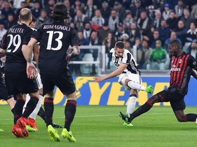 Futbalista Juventusu Marko Pjaca páli na bránu