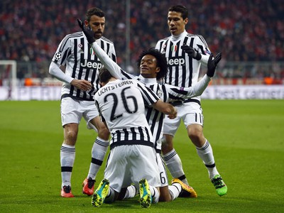 Juan Cuadrado so spoluhráčmi oslavuje gól Juventusu