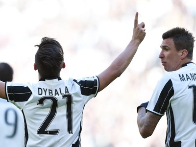 Paulo Dybala oslavuje gól