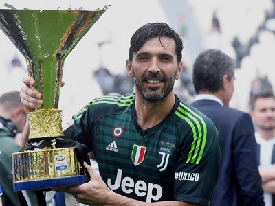 Legendárny Gianluigi Buffon s majstrovskou trofejou