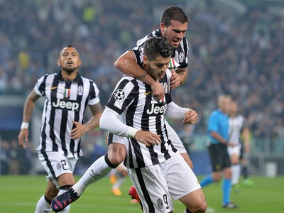 Álvaro Morata (v strede) so spoluhráčmi oslavuje vedúci gól Juventusu