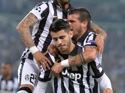 Álvaro Morata (v strede) so spoluhráčmi oslavuje vedúci gól Juventusu