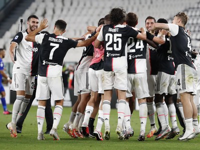 Hráči Juventusu Turín sa radujú z majstrovského titulu v Serii A