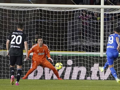 Francesco Caputo strieľa gól do brány Juventusu