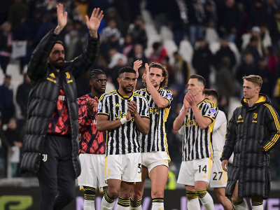 Hráči Juventusu ďakujú fanúšikom po zápase