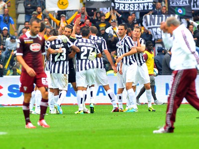 Hráči Juventusu oslavujú triumf v turínskom derby