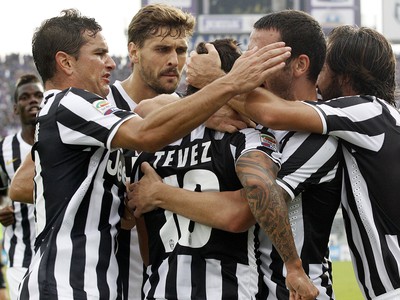 Gólové oslavy hráčov Juventusu po zásahu Téveza