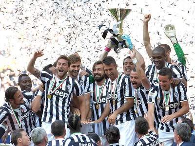 Futbalisti Juventusu Turín oslavujú