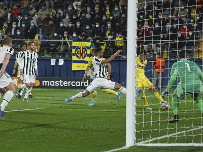 Hráči Juventusu Turín bránia center v šestnástke