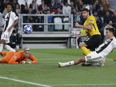 Futbalista Juventusu Turín Paulo Dybala strieľa hetri