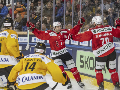Aam Musil a vpravo jeho spoluhráč Thomas Zohorna oslavujú gól v zápase HC Dynamo Pardubice -  KalPa Kuopio
