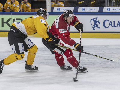 Kanadský hokejista Jonathan Hazen (vpravo) a Anton Karlsson z KalPa Kuopio v zápase o postup do semifinále Kanada - KalPa Kuopio na turnaji o Spenglerov pohár v ľadovom hokeji vo švajčiarskom Davose 