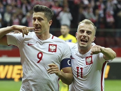 Robert Lewandoski a Kamil Grosicki oslavujú gól Poľska