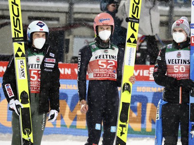Kamil Stoch, Karl Geiger a Marius Lindvik na stupni víťazov