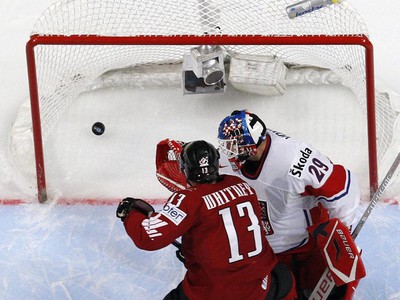 Ray Whitney prekonáva gólmana Česka