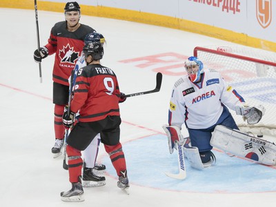 Matt Frattin so spoluhráčmi oslavuje gól Kanady
