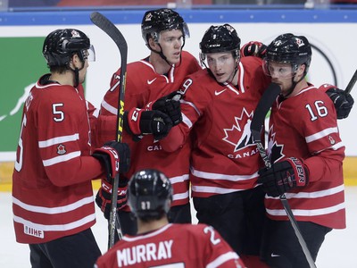 Hráči Kanady sa radujú z gólu