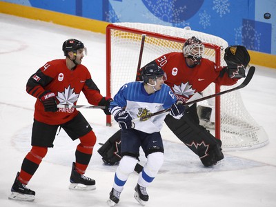 Brankár Kanady Ben Scrivens chytá puk do lapačky počas štvrťfinálového zápasu Kanada - Fínsko