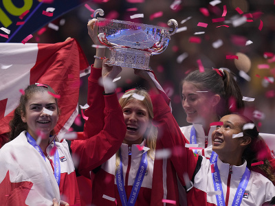 Kanadská tenistka Leylah Fernandezová (vpravo) dvíha trofej s členkami svojho tímu po jej víťazstve nad Taliankou Jasmine Paoliniovou vo finále na finálovom turnaji Pohára Billie-Jean Kingovej