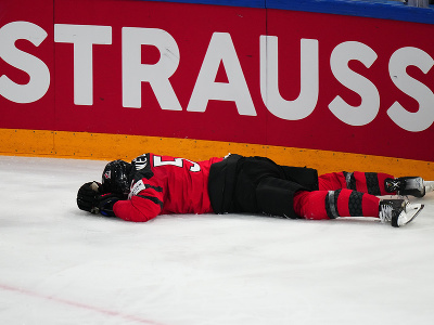 Na snímke kanadský obranca Jacob Middleton leží na ľade