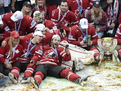 Radosť hráčov Kanady z víťazstva titulu majstrov sveta