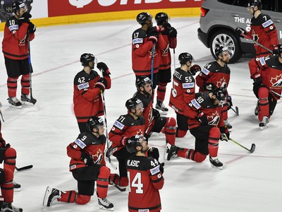 Sklamaní kanadskí hokejisti po prehre vo finále