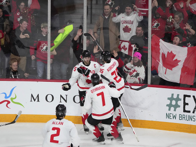 Kanadskí hokejisti oslavujú gól