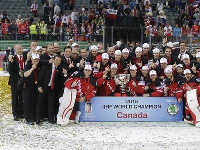 Hokejisti Kanady s trofejou