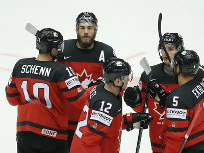 Joshua Bailey so spoluhráčmi oslavuje gól Kanady