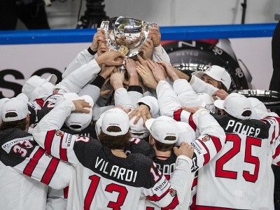 Tím Kanady oslavuje s trofejou po zisku zlata vo finálovom zápase