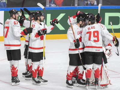 Na snímke hráči Kanady oslavujú víťazstvo po samostatných nájzdoch v zápase Slovensko - Kanada 