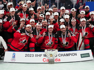 Na snímke hráči Kanady oslavujú s pohárovou trofejou titul po víťazstve vo finále majstrovstiev sveta v ľadovom hokeji
