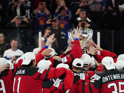 Na snímke hráči Kanady oslavujú s pohárovou trofejou titul po víťazstve vo finále majstrovstiev sveta v ľadovom hokeji