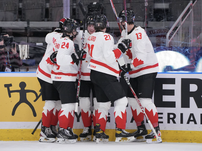 Kanadskí hokejisti do 20 rokov oslavujú gól