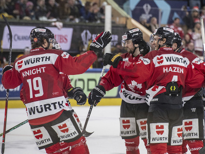 Kanadský hokejista Leslie Zac (uprostred) sa raduje z gólu v zápase o postup do semifinále Kanada - KalPa Kuopio na turnaji o Spenglerov pohár v ľadovom hokeji vo švajčiarskom Davose 29. decembra 2023