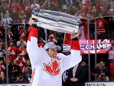 Sidney Crosby s trofejou Svetového pohára