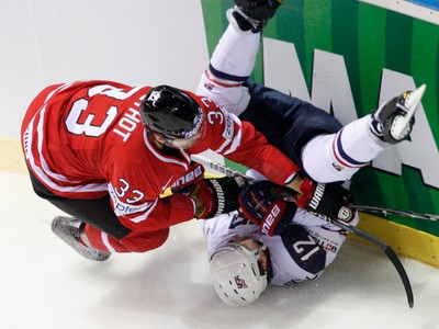 Marc Methot a Kevin Shattenkirk v tvrdom súboji